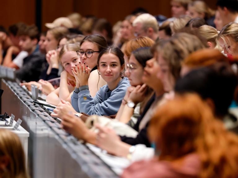 Studenten im grossen Hörsaal am Tag der Erstsemesterbegrüssung zum Wintersemester 2023/24 an der Uni Köln.