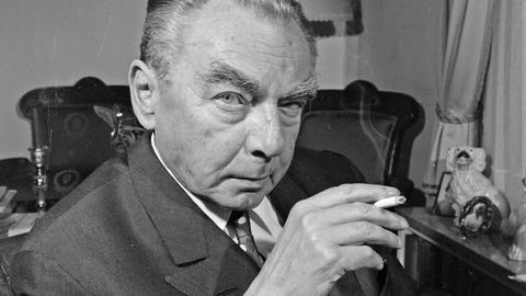 Der Schriftsteller Erich Kästner (1899-1974) raucht am 8. Oktober 1966 in seinem Haus in München eine Zigarette.