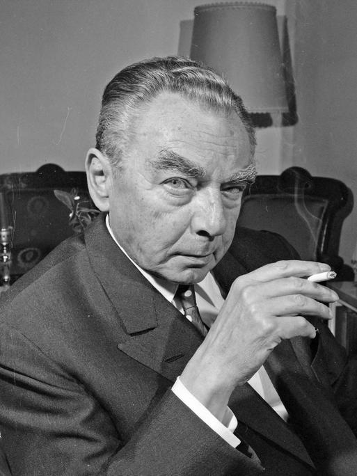 Der Schriftsteller Erich Kästner (1899-1974) raucht am 8. Oktober 1966 in seinem Haus in München eine Zigarette.