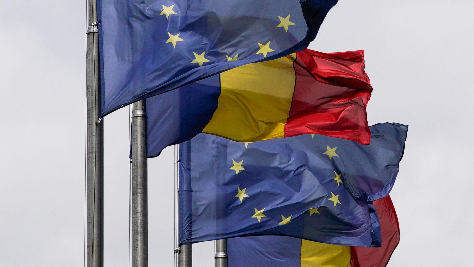 Flaggen Rumäniens und der Europäischen Union flattern am Victoria Palast in Rumäniens Hauptstadt Bukarest