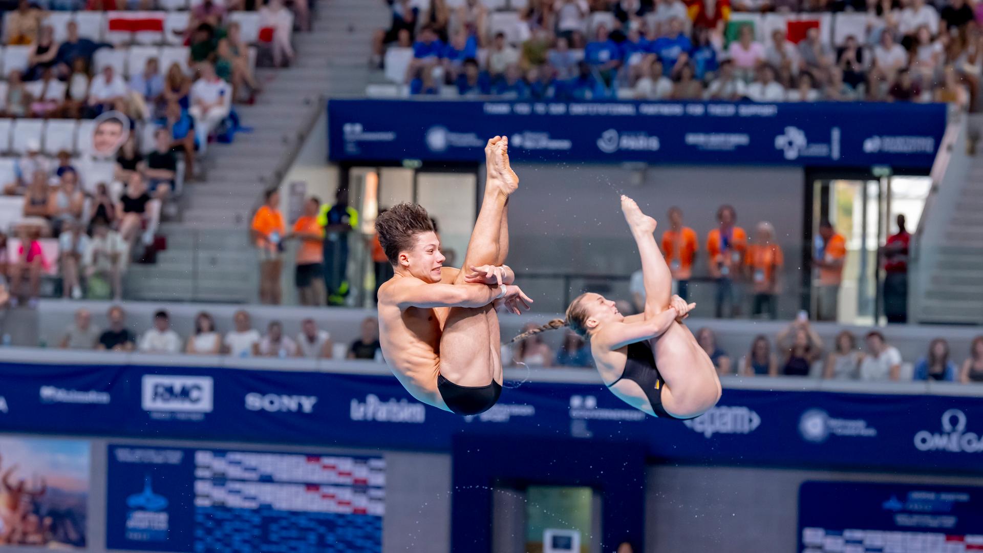 Lena Hentschel und Luis Carlo Avila Sanchez sichern sich Bronze. Sie fliegen nach dem Sprung vom Drei-Meter-Brett durch die Luft.
Lena Hentschel und Luis Carlo Avila Sanchez sichern sich Bronze. Sie fliegen nach dem Sprung vom Drei-Meter-Brett durch die Luft.