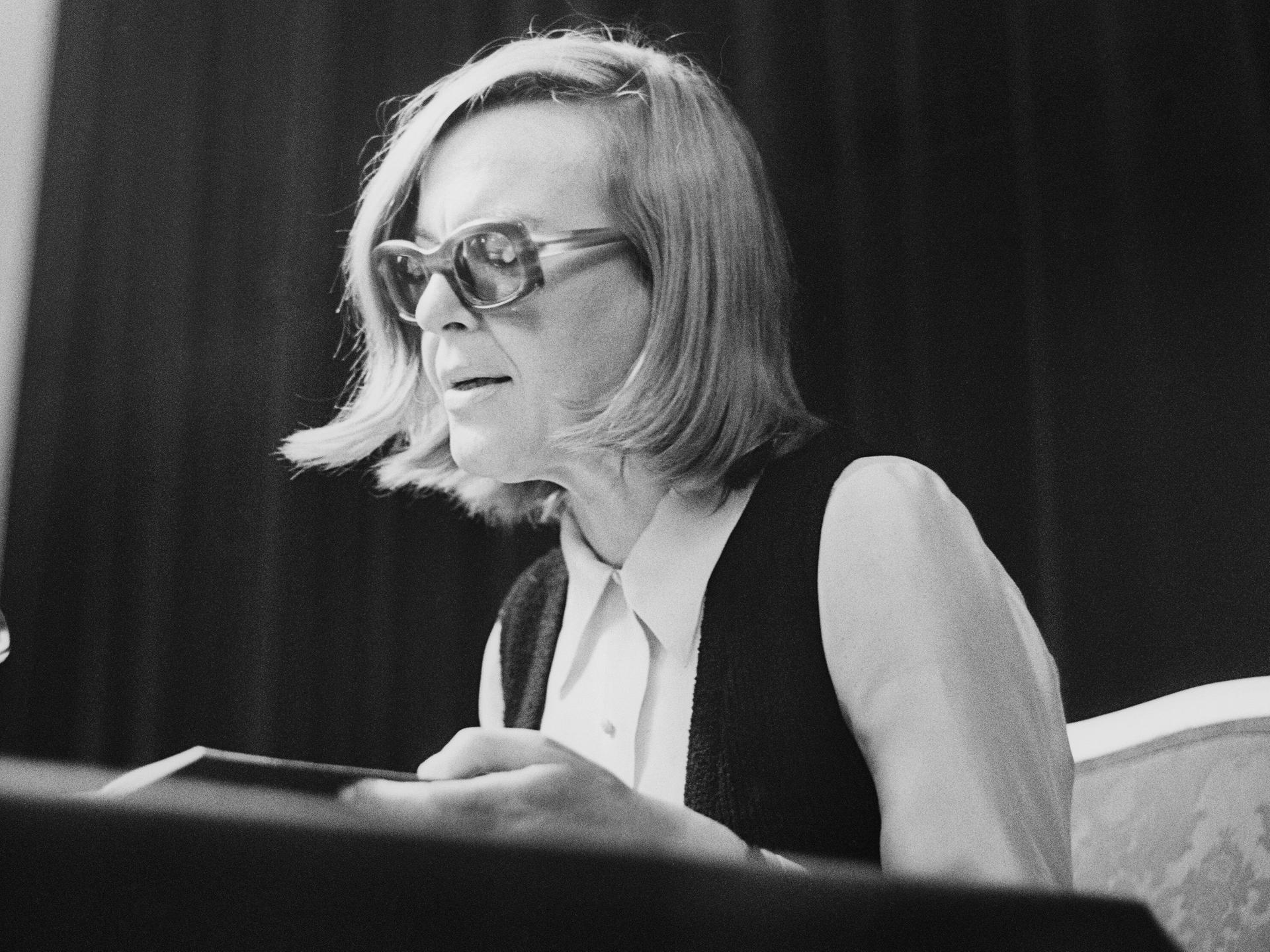 Die österreichische Schriftstellerin Ingeborg Bachmann bei einer Lesung in  Wien 1971. 