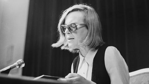 Die österreichische Schriftstellerin Ingeborg Bachmann bei einer Lesung in  Wien 1971. 