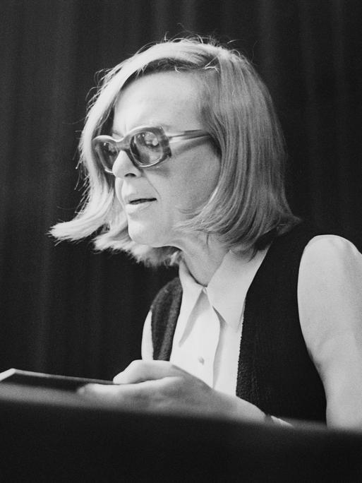Die österreichische Schriftstellerin Ingeborg Bachmann bei einer Lesung in Wien 1971. Die österreichische Schriftstellerin Ingeborg Bachmann bei einer Lesung in Wien 1971.