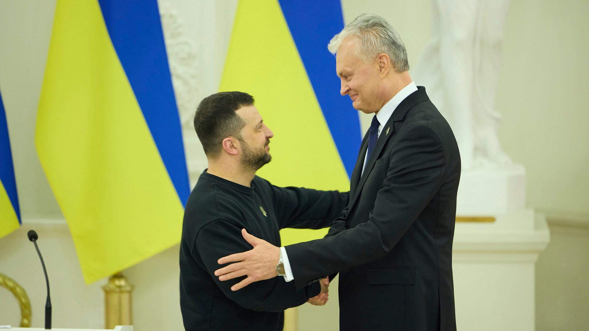 Der ukrainische Präsident Wolodymyr Selenskyj begrüßt seinen litauischen Amtskollegen Gitanas Nauseda.