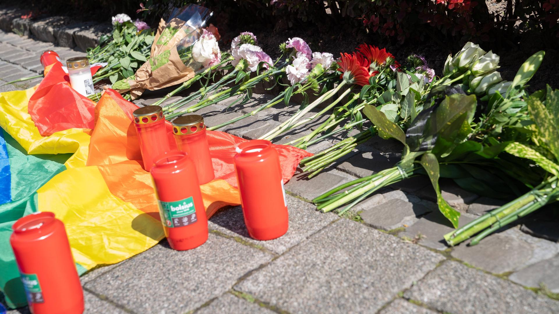 Nach dem Anschlag auf dem Stadtfest 650 Jahre Solingen nahe dem Tatort niedergelegte Blumen, Kerzen und eine Regenbogenflagge.