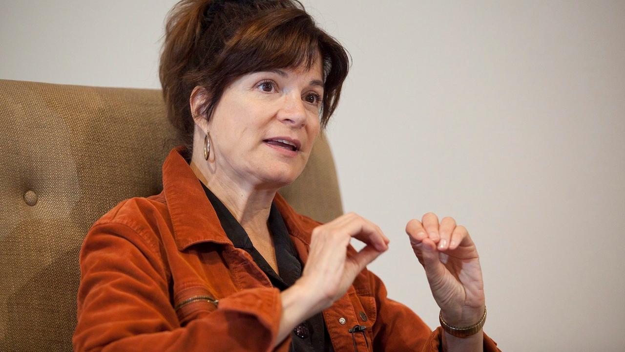 Porträt der Planetenforscherin Carolyn Porco, sie gestikuliert mit den Händen, 2016.