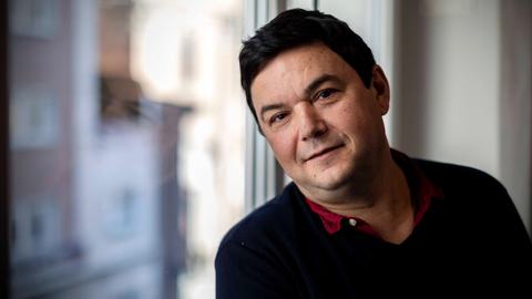 Thomas Piketty blickt freundlich in die Kamera
