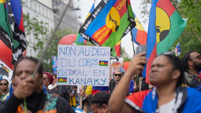 Menschen mit Flaggen Neukaledoniens protestieren gegen die Neudefinition der Wahlberechtigten in ihrem Land. 
