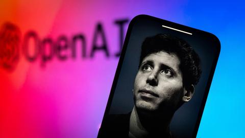 Sam Altman auf einem Smartphone vor OpenAI-Logo