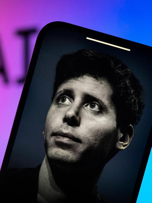 Sam Altman auf einem Smartphone vor OpenAI-Logo