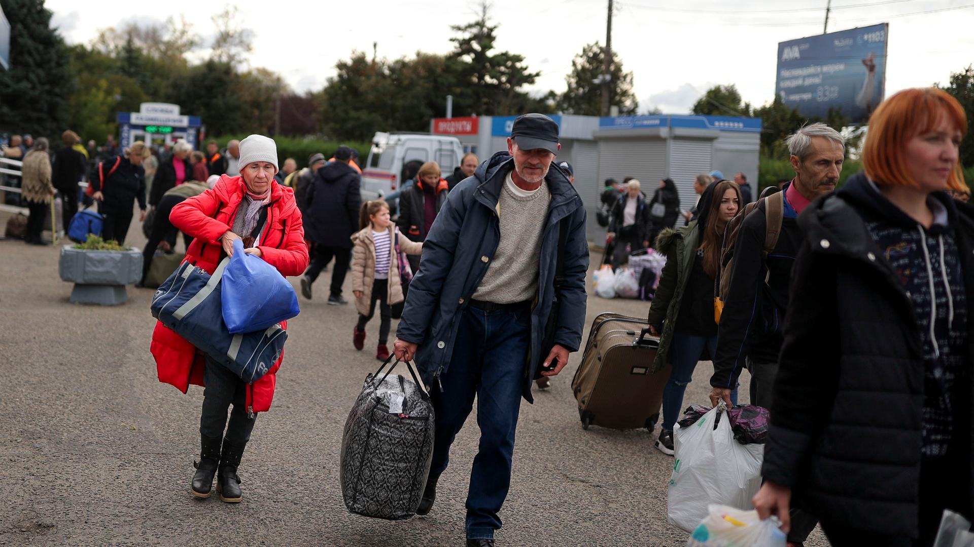 Menschen, die aus Cherson geflüchtet sind, versammeln sich bei ihrer Ankunft am Bahnhof in Anapa.