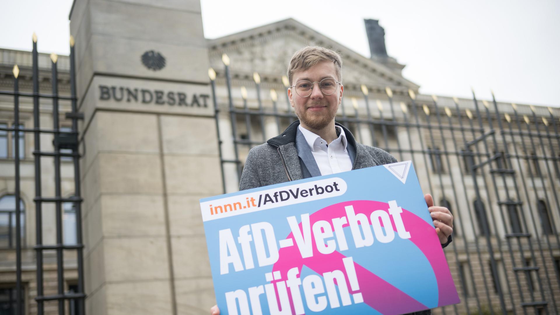 Thomas Laschyk, Chefredakteur und Geschäftsführer des Blogs «Volksverpetzer», steht vor der Übergabe der Petition «AfD-Verbot prüfen!» an Bundesratspräsidentin Schwesig mit einem Schild mit der Aufschrift «AfD-Verbot prüfen!» vor dem Bundesrat. Rund 800.000 Menschen haben seit Start der Petition am 14. August 2023 auf der Petitionsplattform innn.it unterzeichnet. Thomas Laschyk, Chefredakteur und Geschäftsführer des Blogs «Volksverpetzer», steht vor der Übergabe der Petition «AfD-Verbot prüfen!» an Bundesratspräsidentin Schwesig mit einem Schild mit der Aufschrift «AfD-Verbot prüfen!» vor dem Bundesrat. Rund 800.000 Menschen haben seit Start der Petition am 14. August 2023 auf der Petitionsplattform innn.it unterzeichnet.
