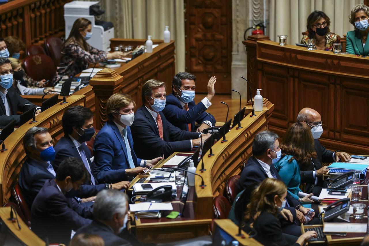 André Ventura und andere Parlamentarier sitzen im portugiesischem Parlament