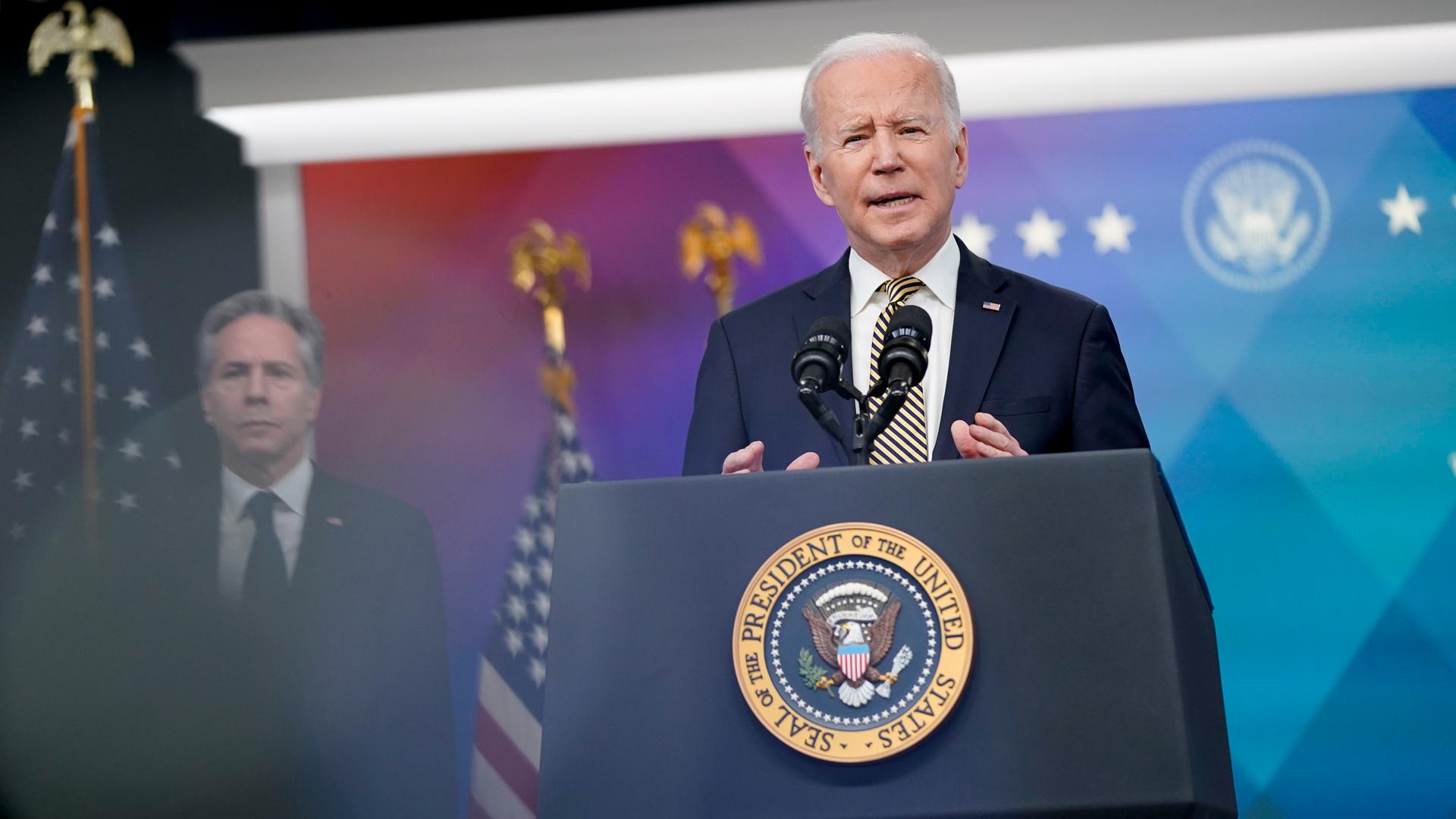 US-Präsident Biden spricht an einem Rednerpult im Weißen Haus, Washington. US-Präsident Biden spricht an einem Rednerpult im Weißen Haus, Washington.