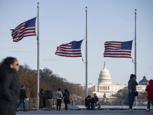 In den USA wehen die Flaggen im Gedenken an den verstorbenen Expräsidenten Jimmy Carter auf halbmast, der am Sonntag im Alter von 100 Jahren gestorben war. 