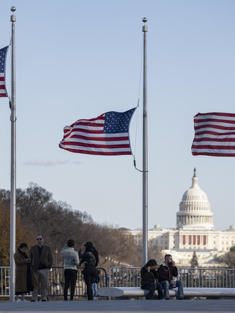 In den USA wehen die Flaggen im Gedenken an den verstorbenen Expräsidenten Jimmy Carter auf halbmast, der am Sonntag im Alter von 100 Jahren gestorben war. 