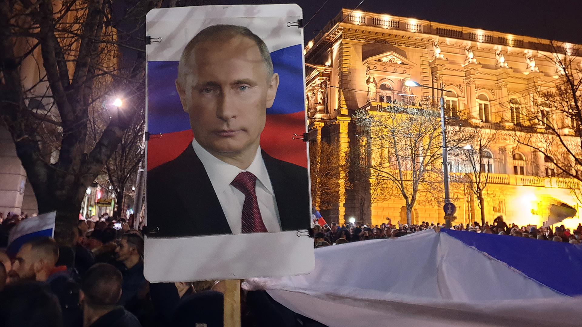 DIESES FOTO WIRD VON DER RUSSISCHEN STAATSAGENTUR TASS ZUR VERFÃGUNG GESTELLT. [BELGRADE, SERBIA - MARCH 4, 2022: People carry a portrait of Russian President Vladimir Putin as they take part in a rally in support of Russia and Donbass in central Belgrade. Participants in the event support Russia, the people of Donbass and denazification of Ukraine. According to the organizers, about 50 thousand people took part in the event outside the Russian Embassy. Pavel Bushuyev/TASS]