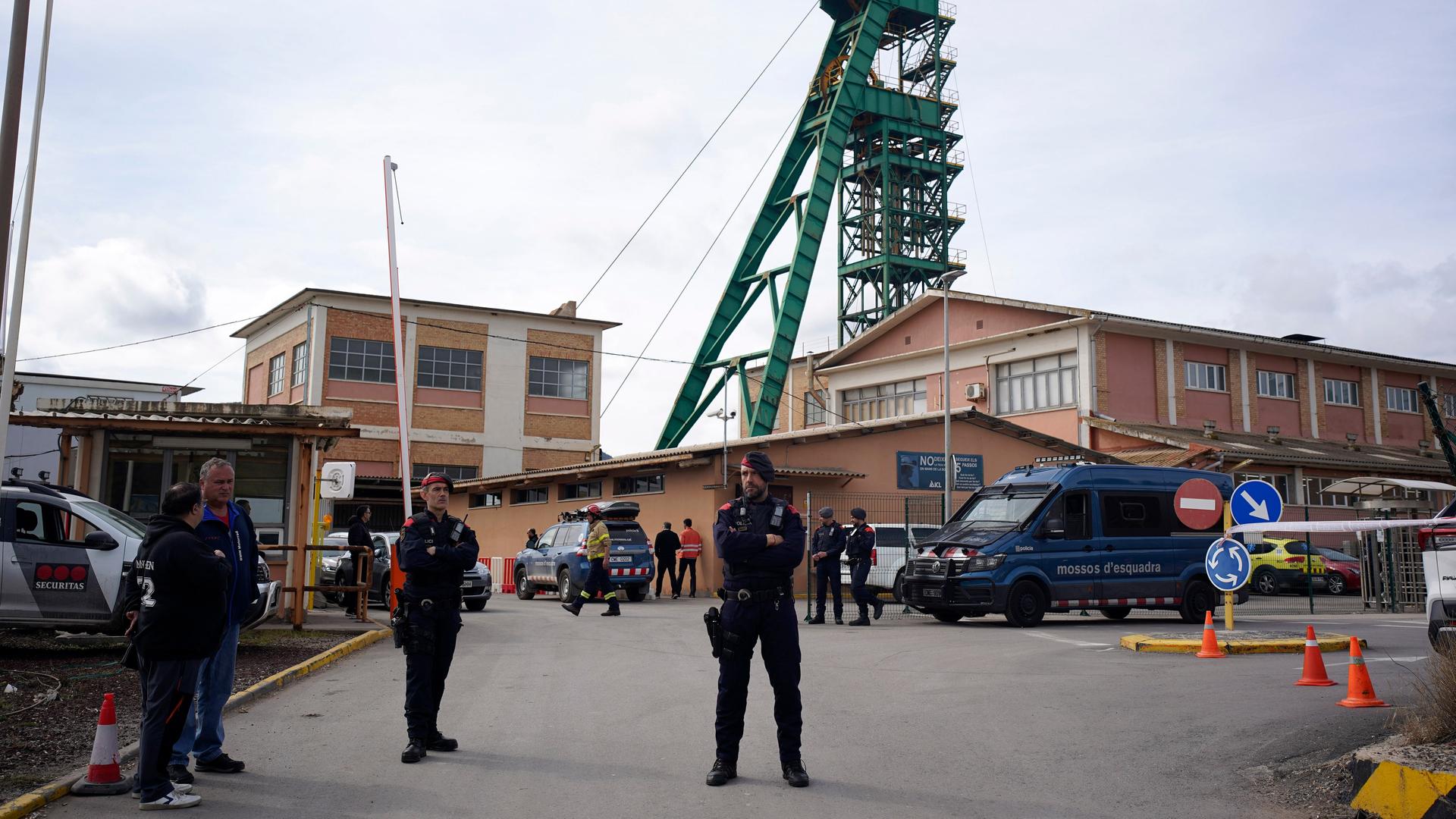 Die katalanische Polizei sperrt das Gelände am Eingang des Bergwerks in Súria nordwestlich von Barcelona ab. Die katalanische Polizei sperrt das Gelände am Eingang des Bergwerks in Súria nordwestlich von Barcelona ab.