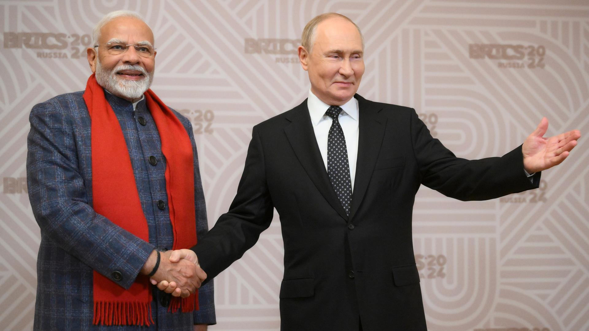 Der russische Präsident Wladimir Putin und der indische Premierminister Narendra Modi schütteln sich beim BRICS-Gipfel in Kasan die Hände. 