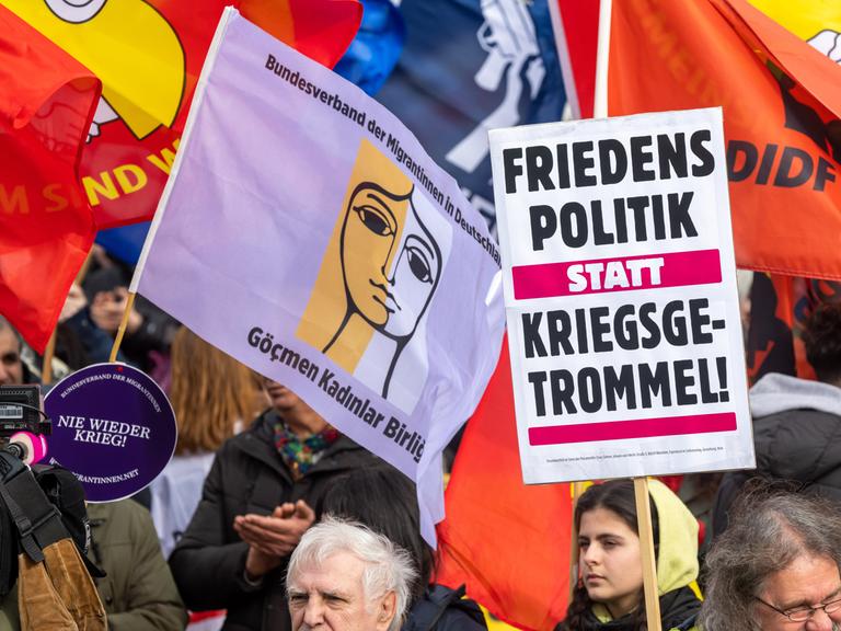 Mit Plakaten und Fahnen nehmen Demonstranten an Kundgebungen am Rande der Münchner Sicherheitskonferenz (MSC) teil. 