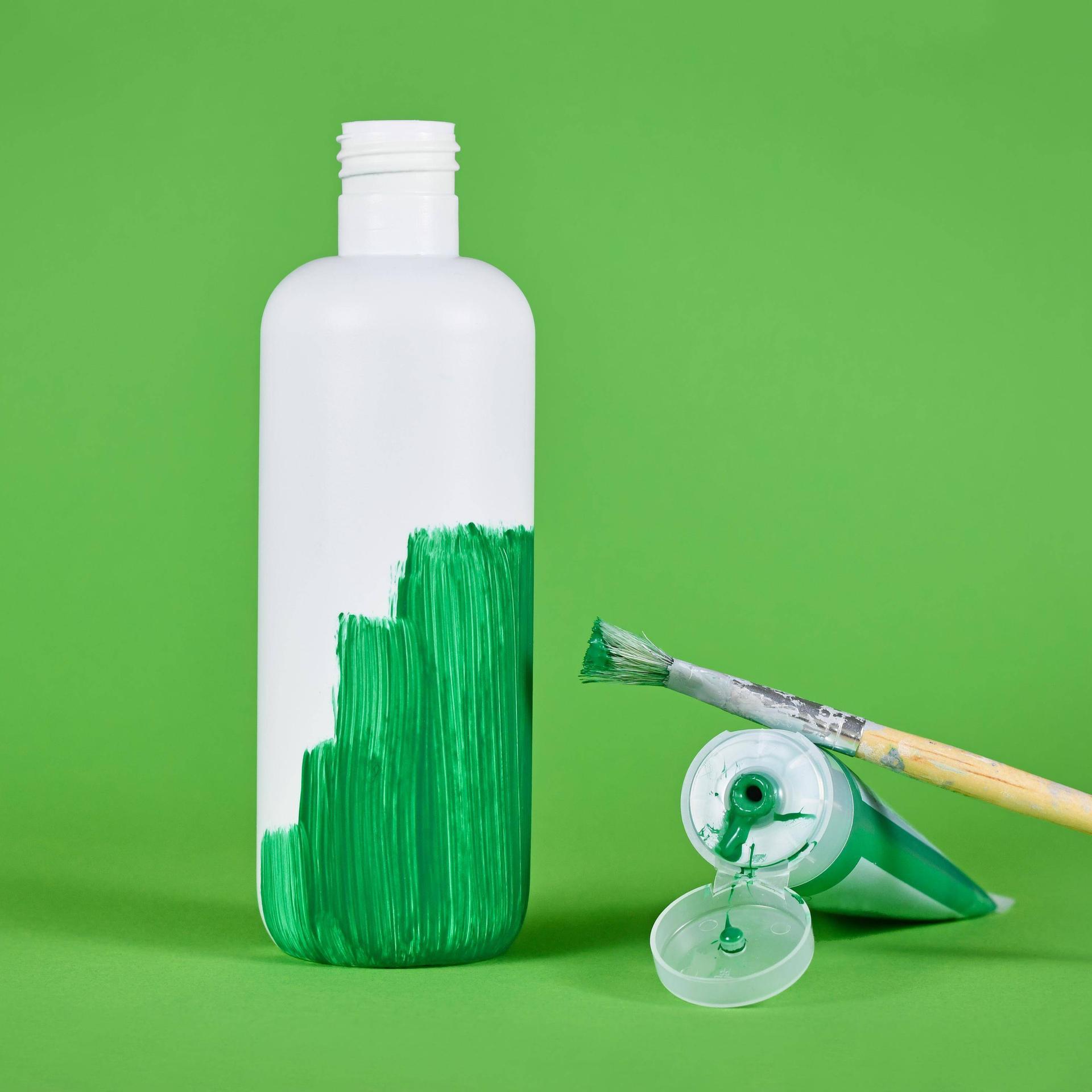 Greenwashing-Konzept mit weißer Plastikflasche, die grün angemalt wird *** Greenwashing Concept with White Plastic bottle, the Green painted will Copyright: imageBROKER/Firn ibxmob08394038.jpg Bitte beachten Sie die gesetzlichen Bestimmungen des deutschen Urheberrechtes hinsichtlich der Namensnennung des Fotografen im direkten Umfeld der Veröffentlichung!