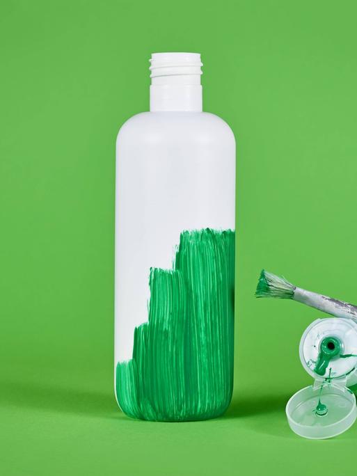 Greenwashing-Konzept mit weißer Plastikflasche, die grün angemalt wird *** Greenwashing Concept with White Plastic bottle, the Green painted will Copyright: imageBROKER/Firn ibxmob08394038.jpg Bitte beachten Sie die gesetzlichen Bestimmungen des deutschen Urheberrechtes hinsichtlich der Namensnennung des Fotografen im direkten Umfeld der Veröffentlichung!