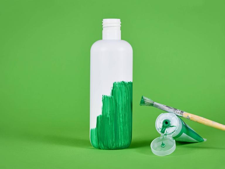 Greenwashing-Konzept mit weißer Plastikflasche, die grün angemalt wird *** Greenwashing Concept with White Plastic bottle, the Green painted will Copyright: imageBROKER/Firn ibxmob08394038.jpg Bitte beachten Sie die gesetzlichen Bestimmungen des deutschen Urheberrechtes hinsichtlich der Namensnennung des Fotografen im direkten Umfeld der Veröffentlichung!