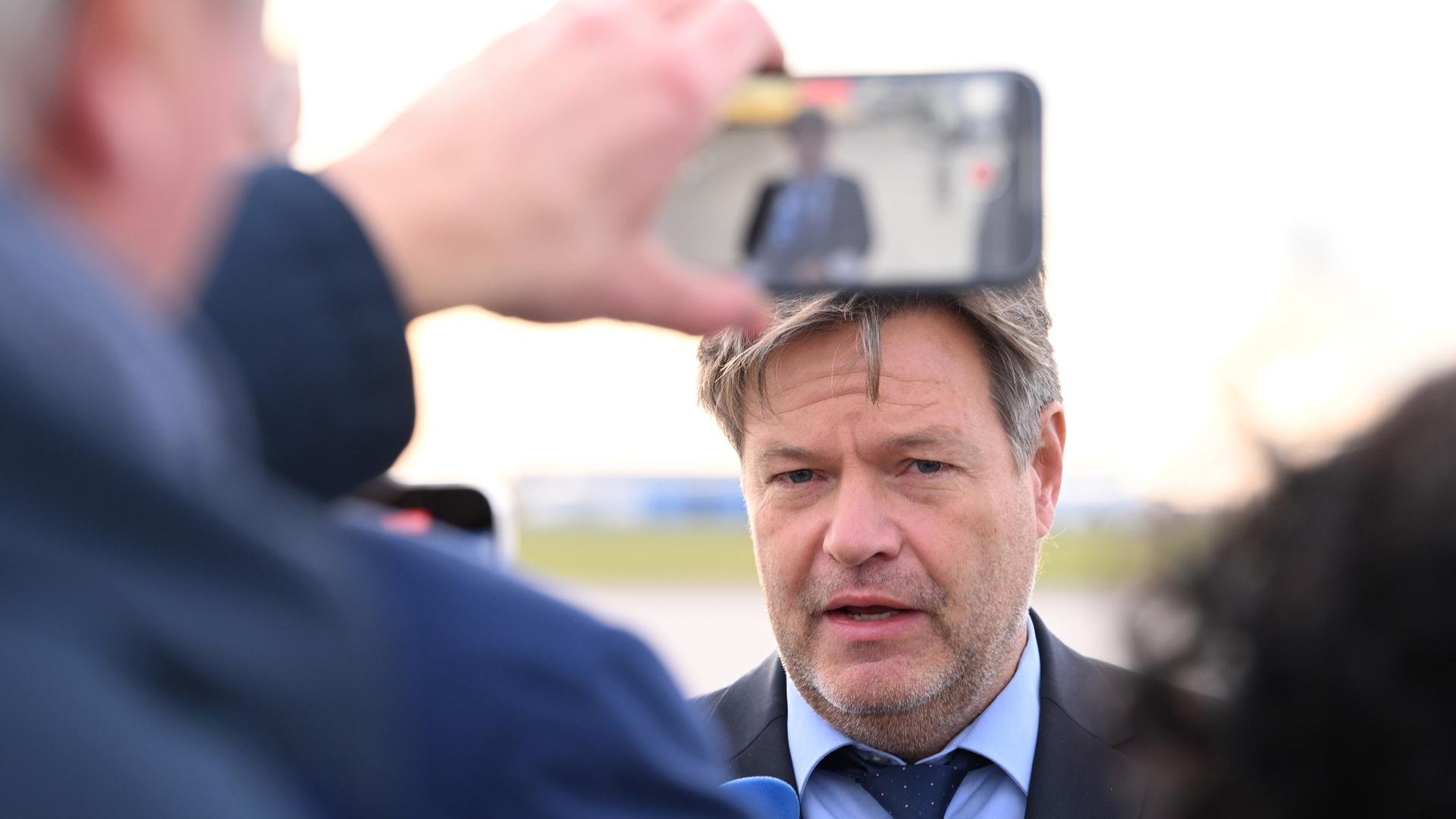 Robert Habeck (Grüne), Bundesminister für Wirtschaft und Klimaschutz, gibt auf dem militärischen Teil des Flughafens "Willy Brandt" vor seinem Abflug nach London ein Statement.