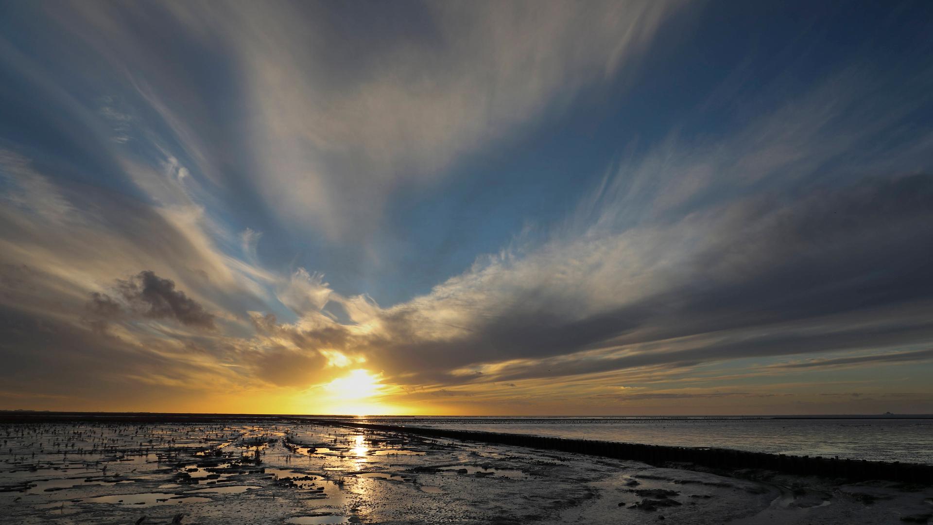 Sonnenuntergang ueber dem Watt bei Holwerd, Niederlande, Friesland Sunset over the wadden sea near Holwerd, Netherlands, Frisia BLWS676229 *** Sunset Via the Watt at Holwerd, Netherlands, Friesland Sunset Over The wadden Sea Near Holwerd, Netherlands, Frisia BLWS676229 Copyright: xblickwinkel/M.xWoikex