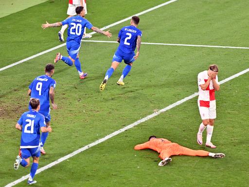 Bei der Fußball-Europameisterschaft in Deutschland trifft Italiens Mattia Zaccagni (3.v.l.) gegen Kroatien spät zum 1:1-Ausgleich