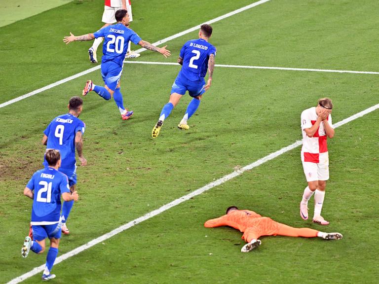 Bei der Fußball-Europameisterschaft in Deutschland trifft Italiens Mattia Zaccagni (3.v.l.) gegen Kroatien spät zum 1:1-Ausgleich