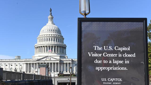 US-Kapitol mit Schild, das die Schließung wegen des Shutdowns verkündet