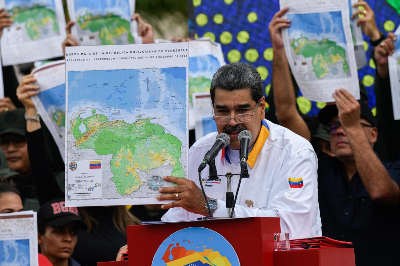 Der venezolanische Präsident Nicolás Maduro zeigt am 8. Dezember 2023 eine Landkarte mit neuen Landesgrenzen. Mariela Lopez / Anadolu