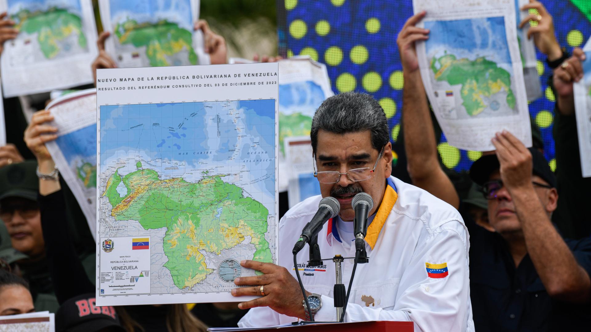 Der venezolanische Präsident Nicolás Maduro zeigt am 8. Dezember 2023 eine Landkarte mit neuen Landesgrenzen.