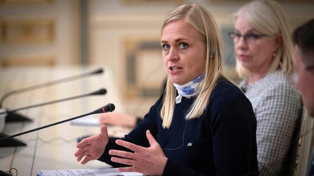 Finnlands Außenministerin Elina Valtonen spricht in ein Mikrofon.