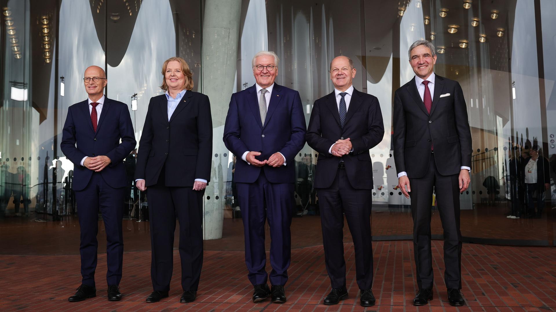 Peter Tschentscher (SPD, l-r), Erster Bürgermeister in Hamburg, Bärbel Bas (SPD), Bundestagspräsidentin, Bundespräsident Frank-Walter Steinmeier, Bundeskanzler Olaf Scholz (SPD) und Stephan Harbarth, Präsident des Bundesverfassungsgerichts, stehen vor dem Festakt zum Tag der Deutschen Einheit in Hamburg auf der Plaza der Elbphilharmonie