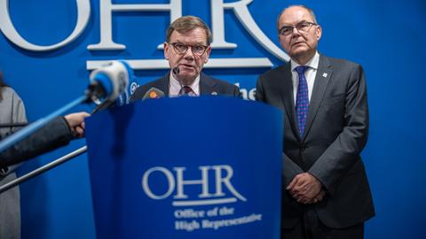 Außenminister Johann Wadephul (CDU) steht in Sarajevo an einem Rednerpult neben Christian Schmidt (CSU), dem Hohen Repräsentanten der Internationalen Gemeinschaft in Bosnien-Herzegowina. 