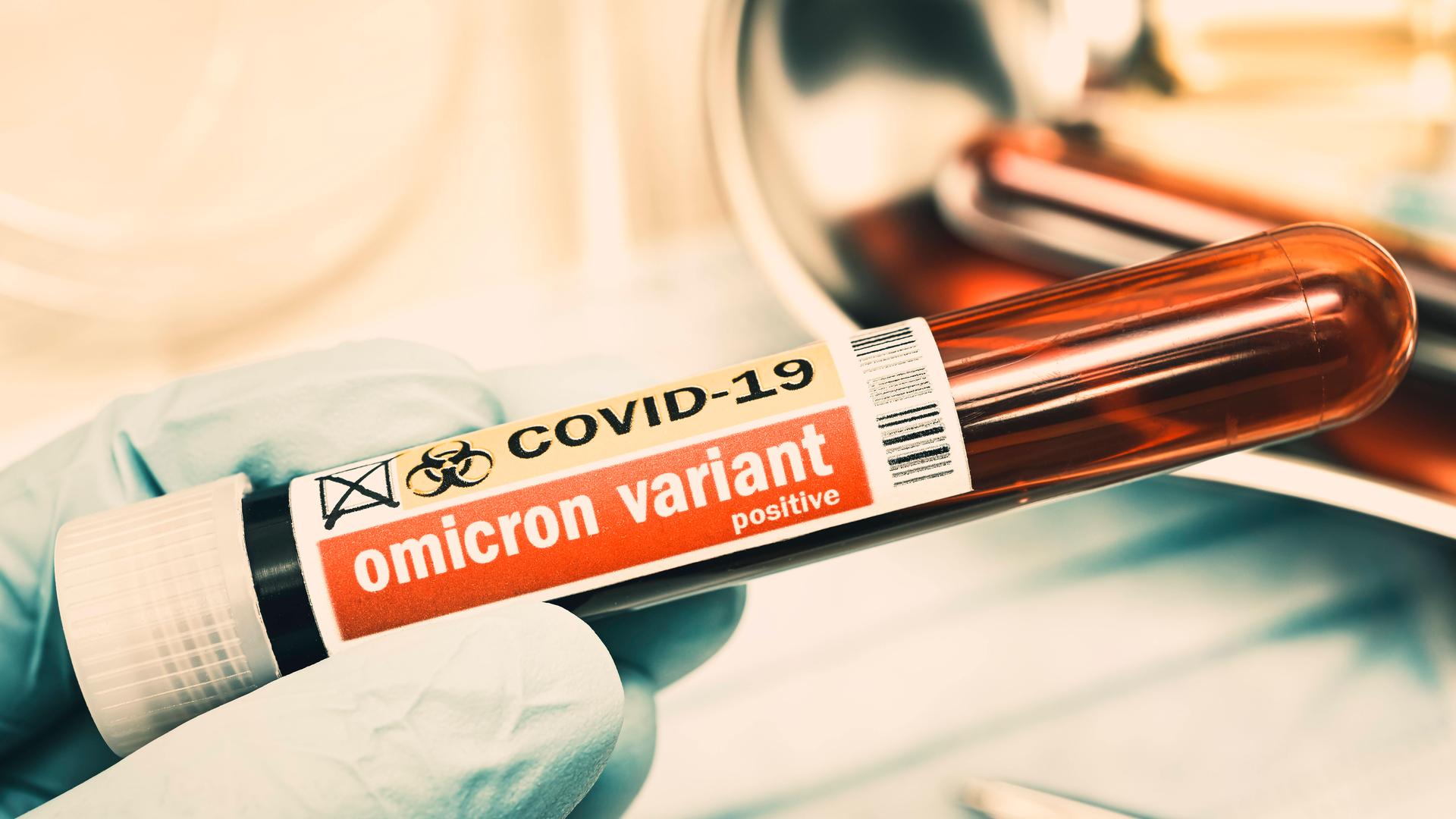 Ein Blutentnahmeröhrchen mit der Aufschrift "Omicron variant"