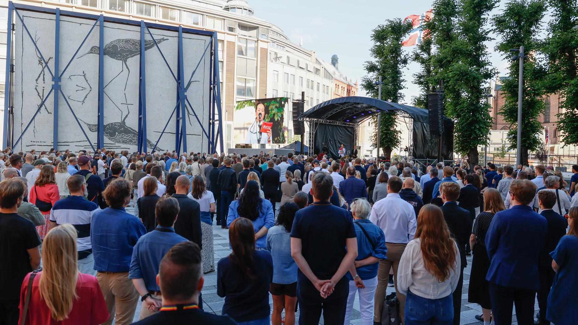 Oslo: Zahlreiche Menschen nehmen an der Gedenkveranstaltung zum 15. Jahrestag der Terroranschläge von Utøya und Oslo durch den Massenmörder Breivik am Denkmal im Regierungsviertel teil. 