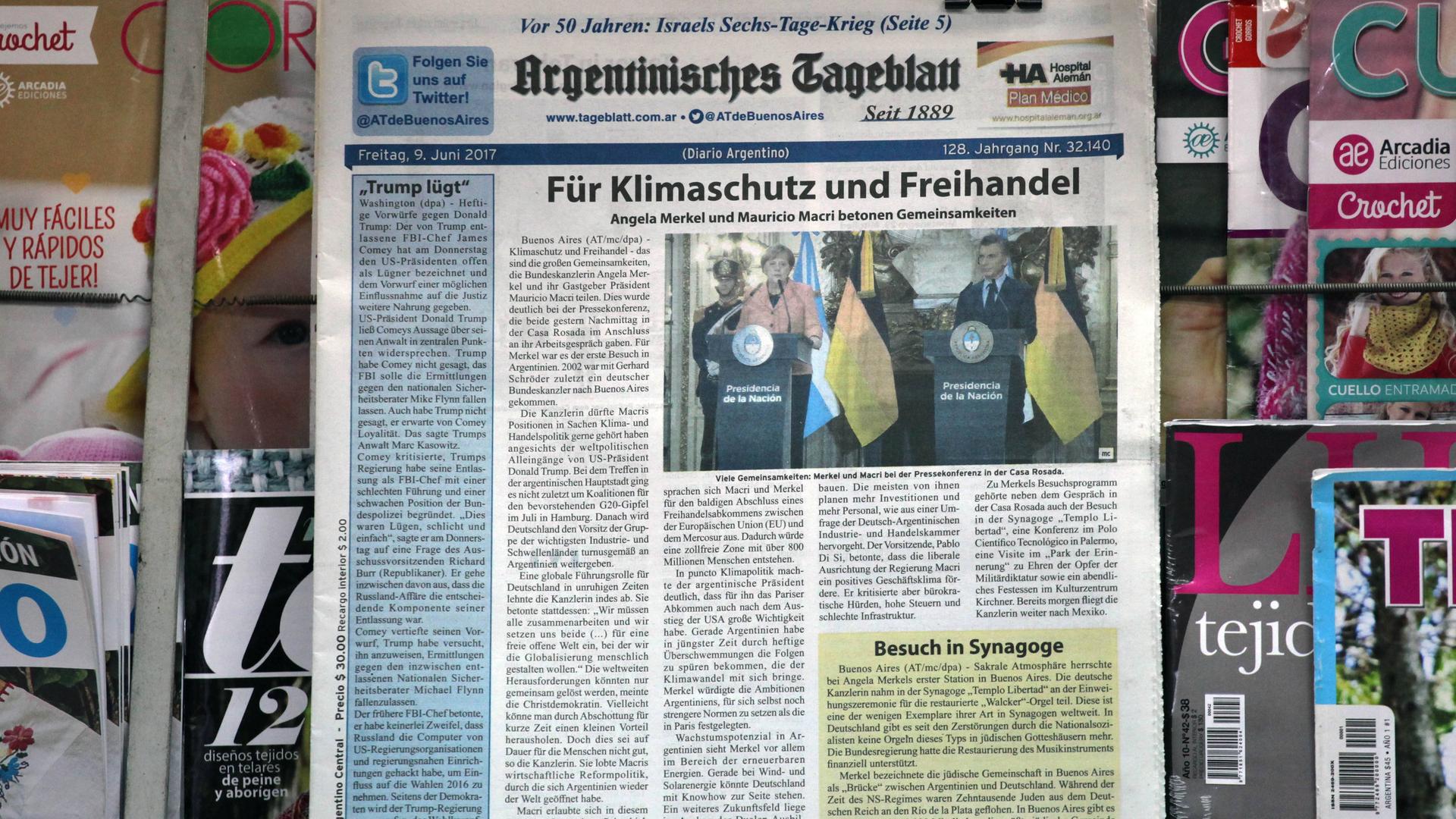 Ein Exemplar der Zeitung "Argentinisches Tageblatt" an einem Kiosk.