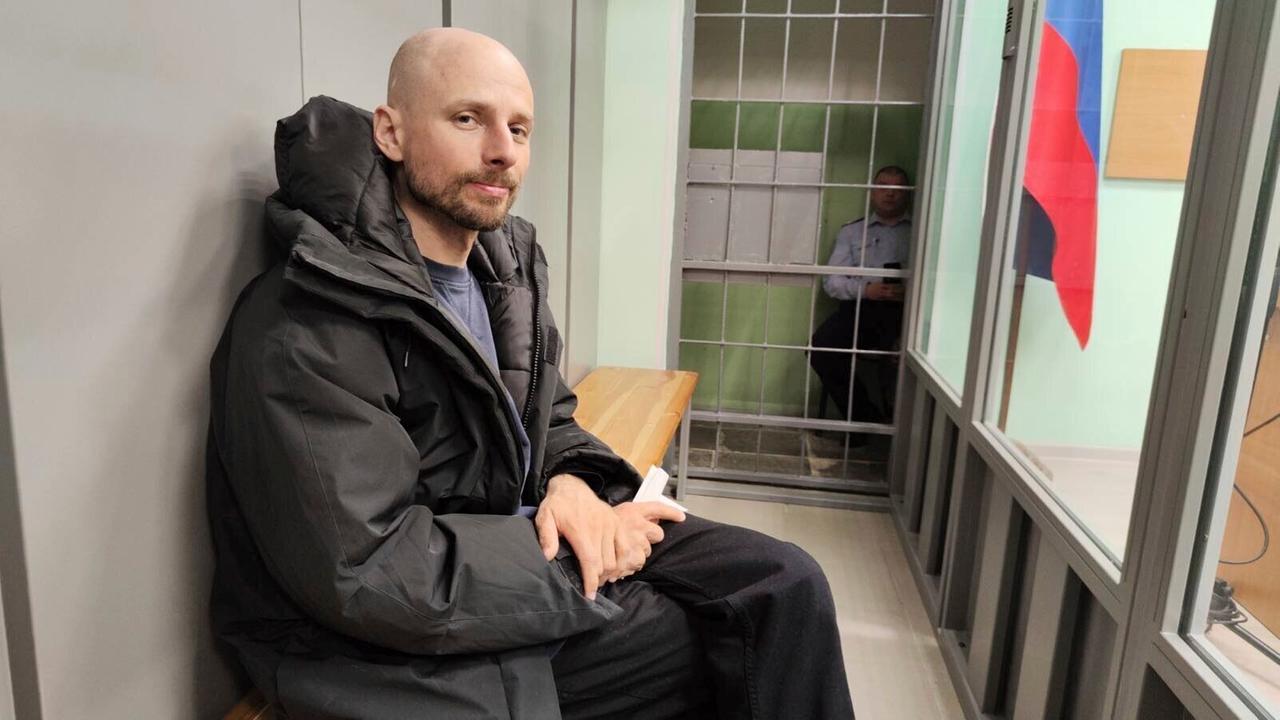 Der russische Journalist Sergej Karelin erscheint Ende April 2024 in der Region Murmansk vor Gericht, nachdem er unter dem Vorwurf des Extremismus verhaftet worden war. 