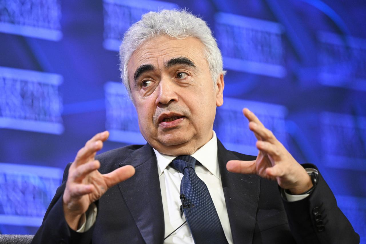 Fatih Birol spricht und gestikuliert mit beiden Händen.