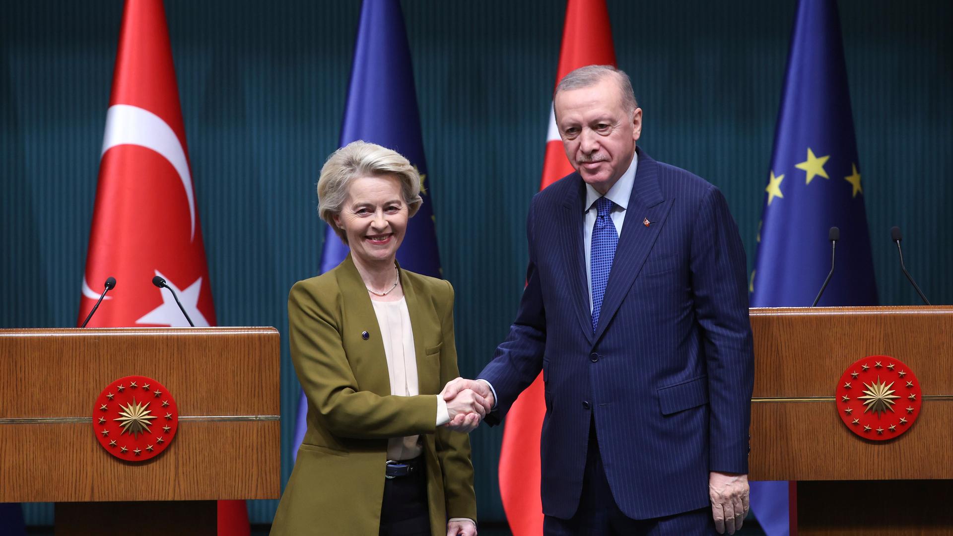 Recep Tayyip Erdogan und  Ursula von der Leyen schütteln sich bei einer Pressekonferenz im Dezember 2024 in Ankara die Hände 