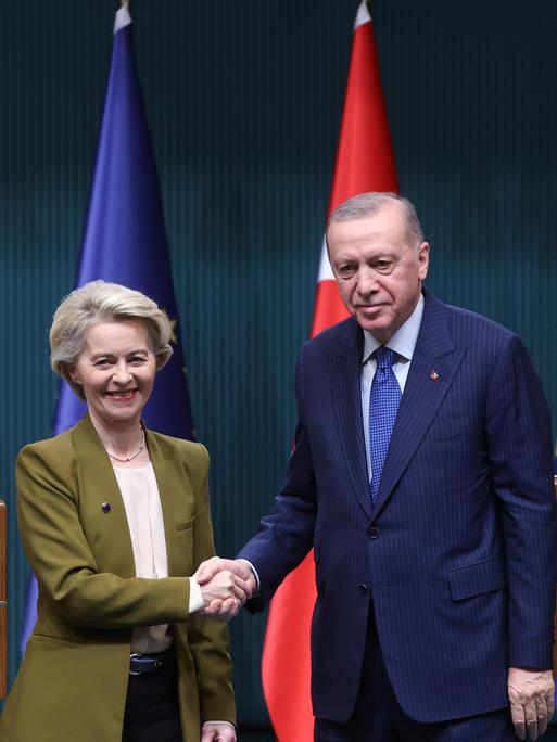 Recep Tayyip Erdogan und  Ursula von der Leyen schütteln sich bei einer Pressekonferenz im Dezember 2024 in Ankara die Hände 