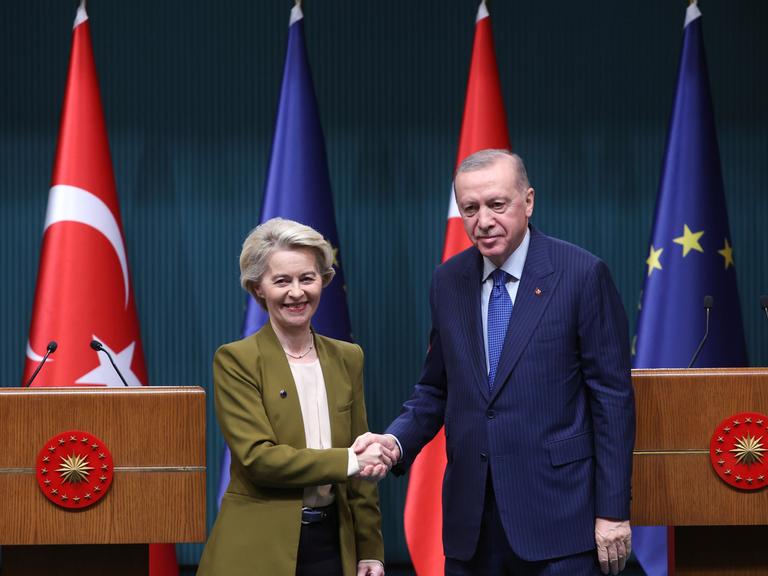 Recep Tayyip Erdogan und  Ursula von der Leyen schütteln sich bei einer Pressekonferenz im Dezember 2024 in Ankara die Hände 