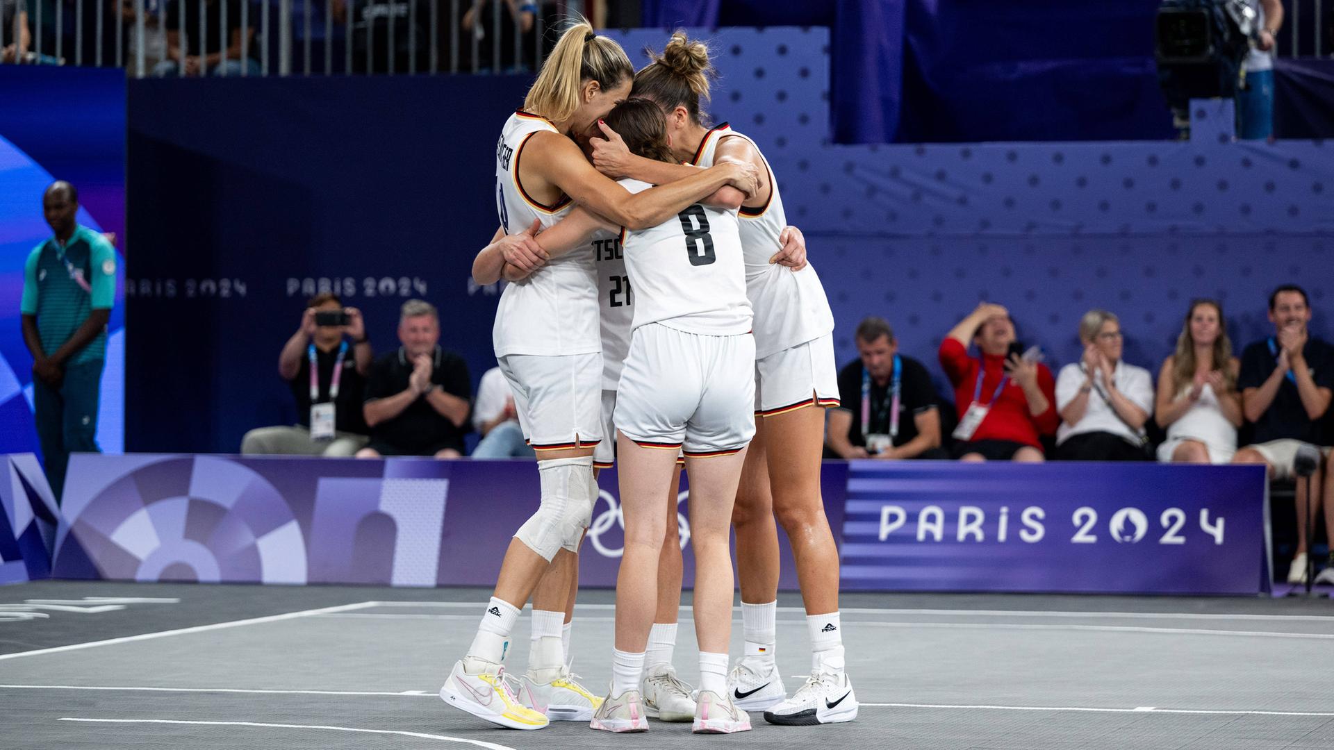 Die 3x3 Frauen holten die Goldmedaille bei den olympischen Spielen in Paris. Die Basketballerinnen Sonja Greinacher, Elisa Mevius, Marie Reichert und Svenja Brunckhorst bei einer Umarmung nach dem Endspiel gegen Spanien, 5. August 2024.