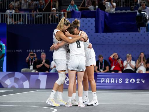 Die 3x3 Frauen holten die Goldmedaille bei den olympischen Spielen in Paris. Die Basketballerinnen Sonja Greinacher, Elisa Mevius, Marie Reichert und Svenja Brunckhorst bei einer Umarmung nach dem Endspiel gegen Spanien, 5. August 2024.