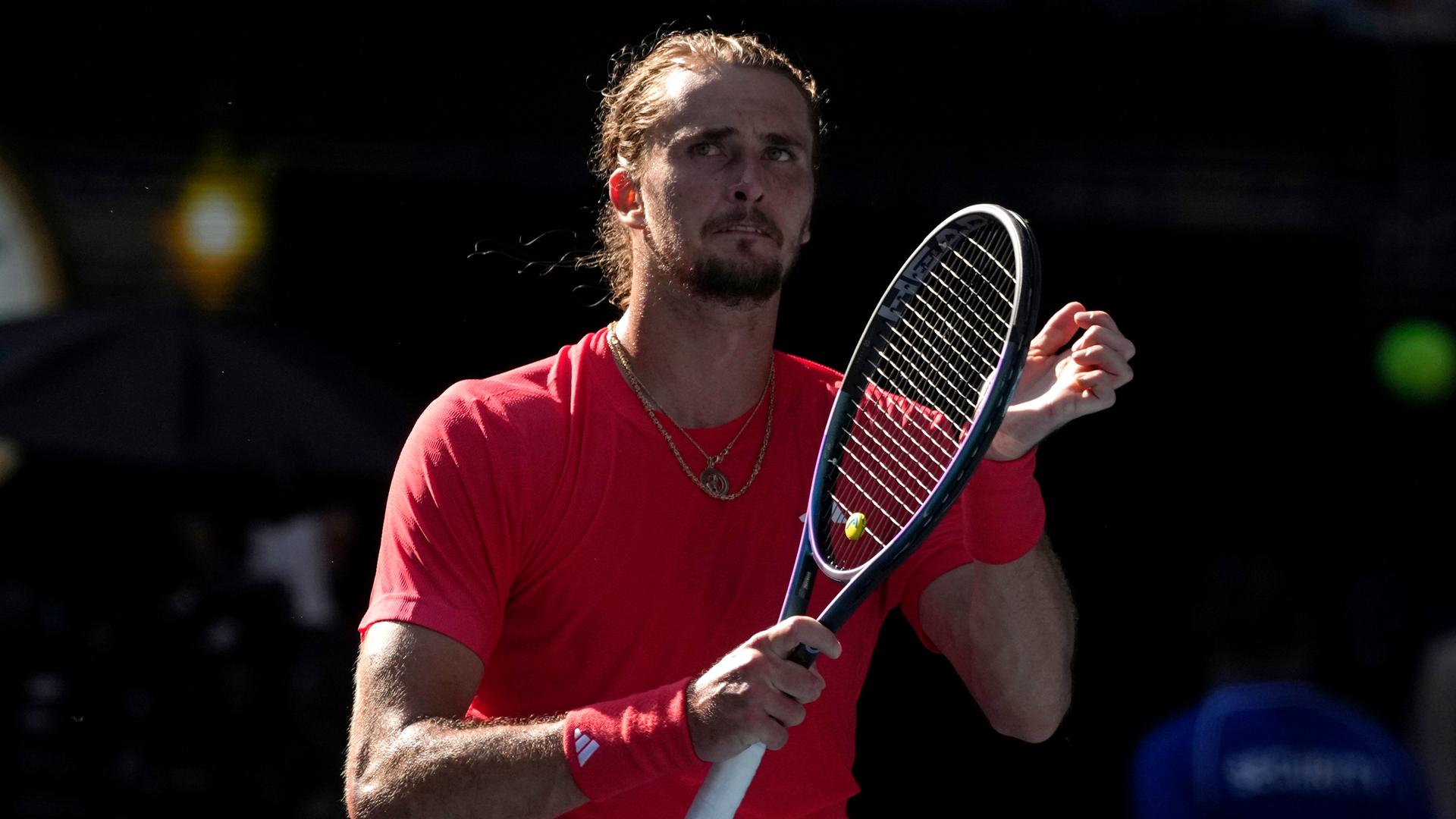 Alexander Zverev applaudiert nach seinem Sieg mit seinem Schläger. Alexander Zverev applaudiert nach seinem Sieg mit seinem Schläger.
