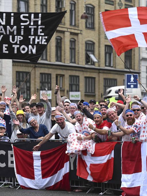 Dänische Fans und Anhänger während der 1. Etappe der 109. Auflage der Tour de France 2022 in Kopenhagen.